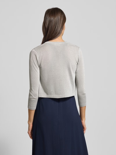 Frauenmodel trägt Bolero mit 3/4-Ärmel von Jake*s Cocktail aus Viskose-Mix, Slim-Fit, gerippte Abschlüsse, Rückenlänge 36 cm, Ganzkörperansicht Rückansicht.
