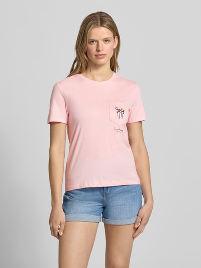 Frauenmodel trägt Regular Fit T-Shirt aus reiner Baumwolle Modell 'POLLY' von Only, Optik: Unifarben, Stickerei, Kurzarm, Rundhals, Brusttasche, Ganzkörperansicht von vorne.