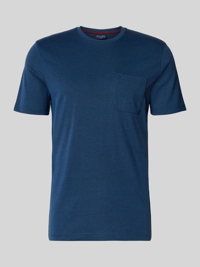 Produktfoto, T-shirt mit Rundhalsausschnitt und Brusttasche von Christian Berg Men, mieszanka bawełny, krój regular fit, długość tyłu w rozmiarze M: 72 cm, granatowy kolor, prosta struktura, widoczne detale szwów