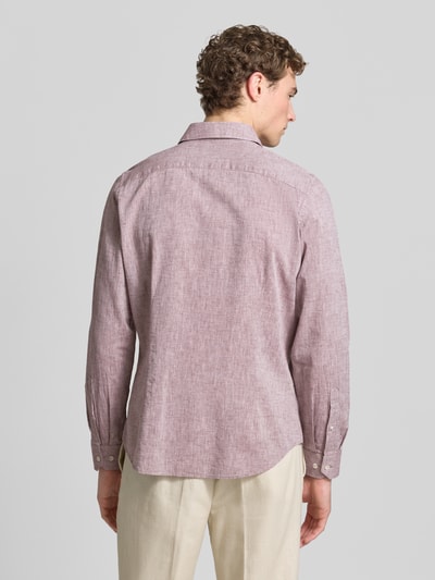 Männermodel trägt Slim Fit Freizeithemd mit Leinen-Anteil von Roy Robson in Hellrot, Leinen-Baumwoll-Mix, Rückenlänge, Langärmelig, Ganzkörperansicht Rückansicht.