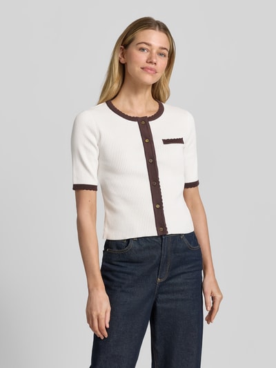 Frauenmodel trägt Slim Fit Cardigan in Strick-Optik von More & More, weiß-braun, reine Baumwolle, Halbarm, Rundhalsausschnitt, Nahaufnahme Oberkörper.