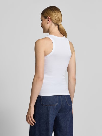 Frauenmodel trägt weißes Slim Fit Tank Top aus Baumwoll-Mix Modell 'FRAGOLA' von MAX&Co., glatte Struktur, Ganzkörperansicht Rückansicht.