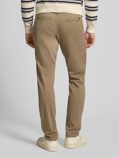 Männermodel trägt Stoffhose mit Gesäßtaschen Modell 'MARCO' von Jack & Jones, Baumwoll-Elasthan-Mix, Gerader-Schnitt, Ganzkörperansicht Rückansicht.