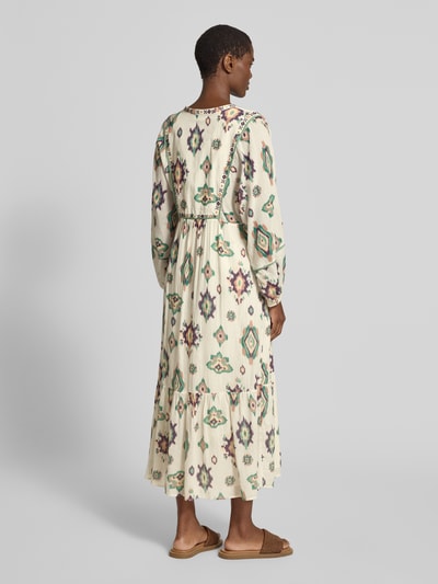 Frauenmodel trägt Maxikleid im Allover-Look Modell 'OELIA' von Bash aus Reine Baumwolle mit A-Linie, Stitchings, Rückenlänge 130 cm, Ganzkörperansicht Rückansicht.