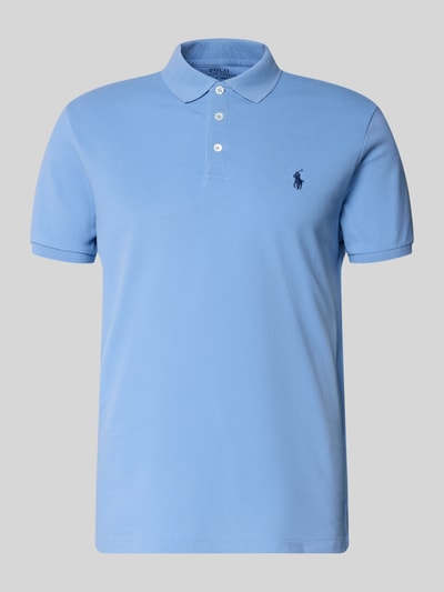 Productfoto, lichtblauwe Slim Fit Poloshirt aus Baumwoll-Mix van Polo Ralph Lauren in uni-look met piquéstructuur, korte knoopsluiting, polokraag, logo-detail, korte mouw met geribde zoom, zijsplitjes, asymmetrische zoom, herenmode.