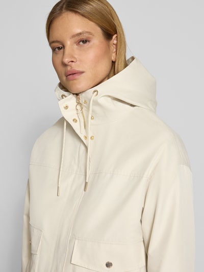 Kobiece modelka nosi Regular Fit Parka aus Baumwoll-Mix von s.Oliver RED LABEL, jasna, jednolita, kaptur ze ściągaczem, kieszenie z patkami, długi rękaw, bawełniany mix, krój regular fit, zamek i ukryta listwa, zbliżenie na górną część ciała