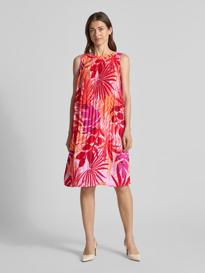 Frauenmodel trägt Knielanges Kleid mit Plisseefalten von Betty Barclay in Pinktönen mit tropischem Muster, Loose-Fit, Rundhalsausschnitt, Knielänge, Rückenlänge bei Größe 36: 100 cm, Brustweite bei Größe 36: 45 cm, Ganzkörperansicht von vorne.
