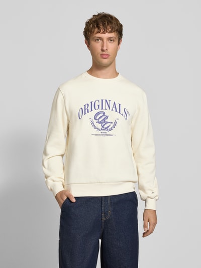 Männermodel trägt Sweatshirt mit Label-Print Modell 'FREDERIKSBERG' von JACK & JONES, cremefarben, Rundhalsausschnitt, Ganzkörperansicht von vorne, Regular Fit, Baumwoll-Mix, Rückenlänge 67 cm, Ärmellänge 68 cm.