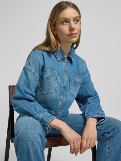 Vrouwenmodel draagt Cropped Jeansjacke aus Baumwoll-Mix van Marc Cain in lichte blau, rechte fit, met kraag, rits en borstzakken, close-up bovenlichaam.