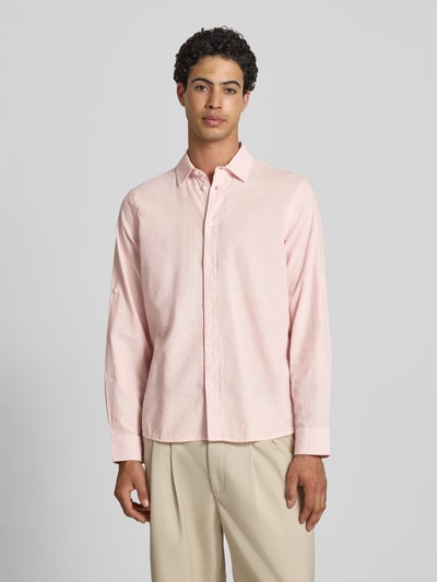 Männermodel trägt Regular Fit Freizeithemd mit Kentkragen Modell 'ABAN' von Blend in Rosa mit Knopfleiste, Ganzkörperansicht von vorne, Rückenlänge 80 cm, Schulterbreite 42 cm, Ärmellänge 67 cm, Größe M.