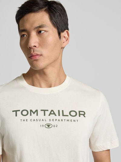 Männermodel trägt Regular Fit T-Shirt aus reiner Baumwolle von Tom Tailor in Unifarben mit Label-Print, Rundhals, Nahaufnahme Oberkörper.