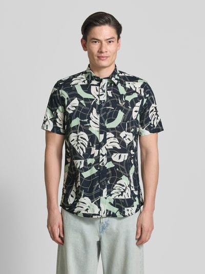 Männermodel trägt Slim Fit Freizeithemd im Allover-Look mit Kentkragen von PME Legend aus Reine Baumwolle, Knopfleiste, Ganzkörperansicht von vorne.