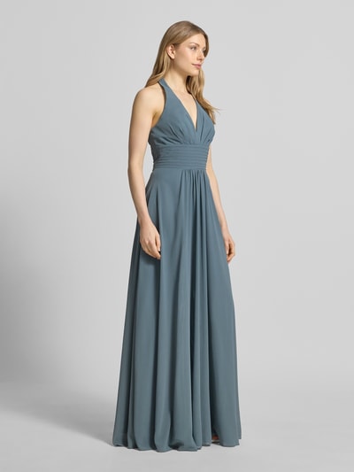 Frauenmodel trägt Neckholder-Maxikleid mit V-Ausschnitt von Mascara aus Chiffon, Taillierter Schnitt, Rückenlänge 127 cm, Brustweite 35 cm, Ganzkörperansicht von vorne.