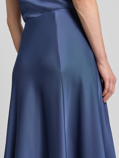 Frauenmodel trägt Maxirock aus Satin mit elastischem Bund von Zero, A-Linie, blauer Glanzstoff, Detailaufnahme seitlich.