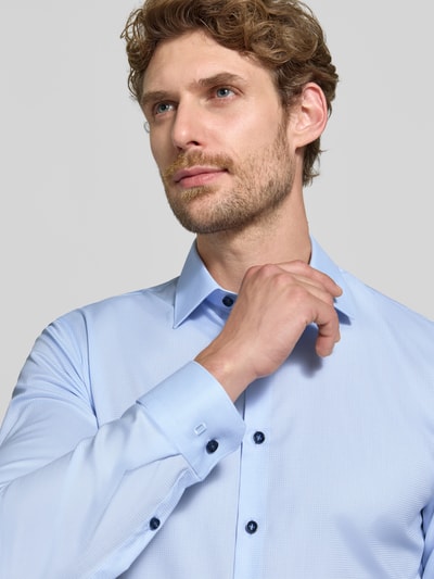 Männermodel trägt lichtblauw Super Slim Fit Businesshemd aus katoenmix van OLYMP No. Six, Heren zakelijk overhemd, Nahaufnahme Oberkörper