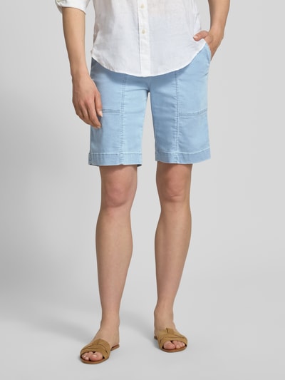 Frauenmodel trägt Straight Fit Shorts mit Gesäßtaschen Modell 'Sue' von TONI aus Elastischer-Baumwoll-Mix in hellem Blau, Ganzkörperansicht von vorne.