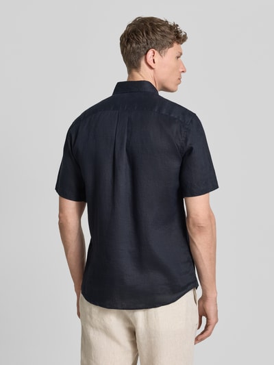 Männermodel trägt Regular Fit Leinenhemd mit Button-Down-Kragen von Fynch-Hatton, dunkles Leinen, Rückenansicht, Ganzkörperansicht Rückansicht. Rückenlänge bei Größe M: 75 cm, Schulterbreite: 44 cm, Ärmellänge: 27 cm, mit Brusttasche.