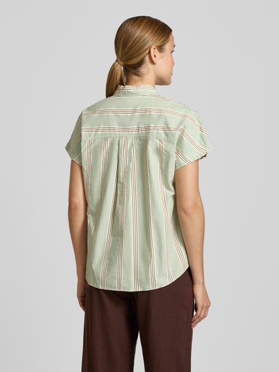 Frauenmodel trägt Relaxed Fit Hemdbluse aus reiner Baumwolle Modell 'LARISAANA B' von Armedangels, Optik: Mehrfarbig, Popeline, Kurzarm, Ganzkörperansicht Rückansicht.