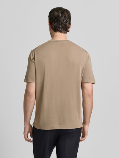 Männermodel trägt T-Shirt mit geripptem Rundhalsausschnitt von CRUNA in Beige, reine Baumwolle, Regular Fit, Rückenlänge 70 cm, Ganzkörperansicht Rückansicht.