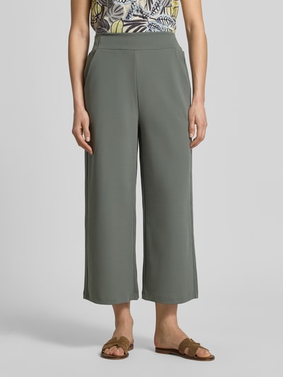 Vrouwenmodel draagt Culotte met elastische band model 'Siham' van Soyaconcept in groene materiaalmix met stretch, wide leg, binnenbeenlengte maat S 65 cm, bandwijdte maat S 38 cm, geheel lichaamsaanzicht van voren.