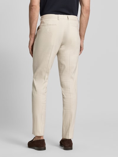 Männermodel trägt Regular Fit Anzughose aus Leinen-Mix von s.Oliver BLACK LABEL in Beige, unifarben, mit Gürtelschlaufen und Taschen, Ganzkörperansicht Rückansicht