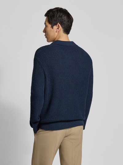 Männermodel trägt Relaxed Fit Strickpullover aus reiner Baumwolle Modell 'DERECK' von Selected Homme, Optik: Unifarben, Grobstrick, Ganzkörperansicht Rückansicht.