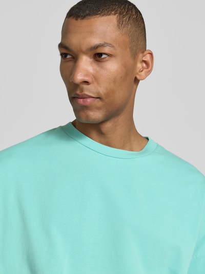 Männermodel trägt T-Shirt mit geripptem Rundhalsausschnitt Modell 'FIZVALLEY' von American Vintage in Mint, reine Baumwolle, Nahaufnahme Oberkörper.
