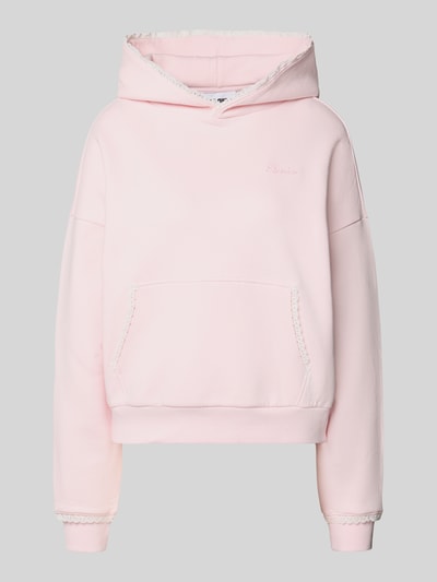 Produktfoto, Hoodie mit Häkelspitzenbesatz von REVIEW in zartem Rosa mit Logo-Print, Kängurutasche und gerippten Abschlüssen, Baumwollmischung