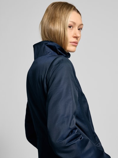 Kobiece modelka nosi Krótki płaszcz z stójką i kieszeniami z patką od Gil Bret, mieszanka bawełny, krój slim fit, zbliżenie na górną część pleców