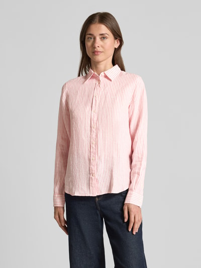 Frauenmodel trägt Regular Fit Leinenbluse mit Hemdblusenkragen und Label-Stitching von Gant, rosa-weiß gestreift, Reines Leinen, Ganzkörperansicht von vorne. Rückenlänge bei Größe 36: 66 cm, Ärmellänge: 61 cm.
