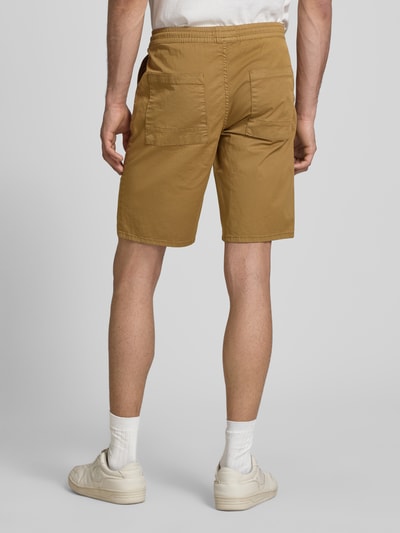 Männermodel trägt Regular Fit Shorts mit elastischem Bund Modell 'MARCO' von Blend in Braun, Baumwoll-Elasthan-Mix, Rückansicht Ganzkörperansicht.