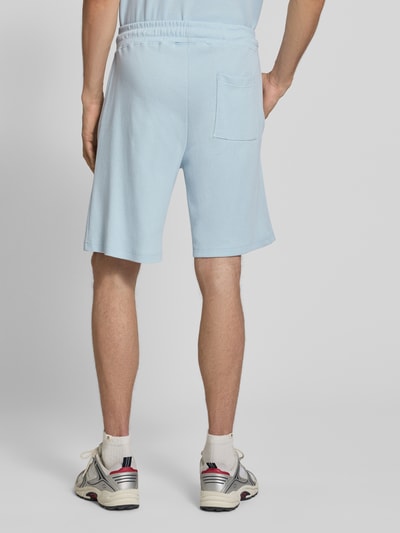 Männermodel trägt Slim Fit T-Shirt mit Motiv-Stickerei von PROHIBITED, Rundhalsausschnitt, Kontrast-Details, Ganzkörperansicht Rückansicht.