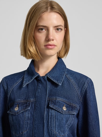 Vrouwenmodel draagt Jeansjacke met Brusttaschen van JOOP!, puur katoen, getailleerd model, platte kraag, Nahaufnahme bovenlichaam.