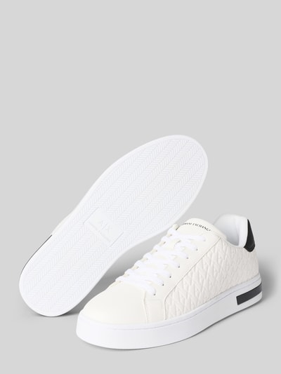 Produktfoto, weißer Sneaker mit Schnürung Modell 'LONDON SAFFIANO' von Armani Exchange, abgerundete Spitze, Label-Detail, strukturierte Oberfläche, Absatzhöhe 3 cm, Schafthöhe 5 cm, Schaftweite 8 cm, Herrenschuh vor grauem Hintergrund