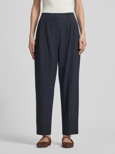 Kobieta modelka nosi Hose mit Streifenmuster und Bügelfalten von Jake*s Collection, mieszanka materiałów z dodatkiem wiskozy, krój relaxed fit, wzór w paski, kanty, szerokość w rozmiarze 36: 38 cm, długość wewnętrzna nogawki w rozmiarze 36: 73 cm, kolor granatowy, prosty fason, gładka tekstura, całkowity widok z przodu.