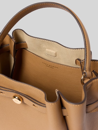 Produktfoto, Bucket Bag mit Logo-Detail von Tory Burch, Strukturmuster in Camel, Hauptfach mit Magnetverschluss, Tunnelzug, abnehmbarer Schulterriemen, Maße 22 cm Breite, 22 cm Länge, 10 cm Tiefe.