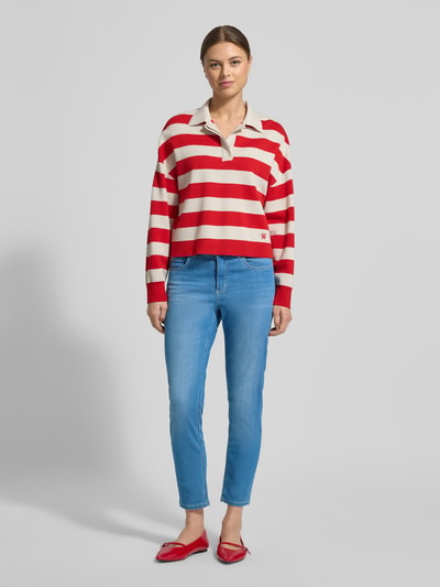 Vrouwenmodel draagt Jeans met steekzakken Model 'Ornella' van Angels, katoenmix met stretch, slim fit, geheel aanzicht van voren.