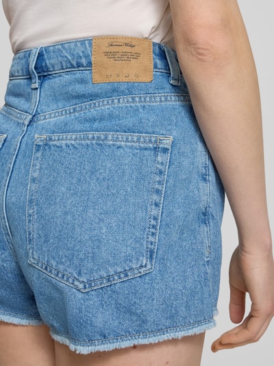 Vrouwenmodel draagt Jeansshorts met franje model 'JOYBIRD' van American Vintage, regular fit, pure katoen, achteraanzicht, detailopname