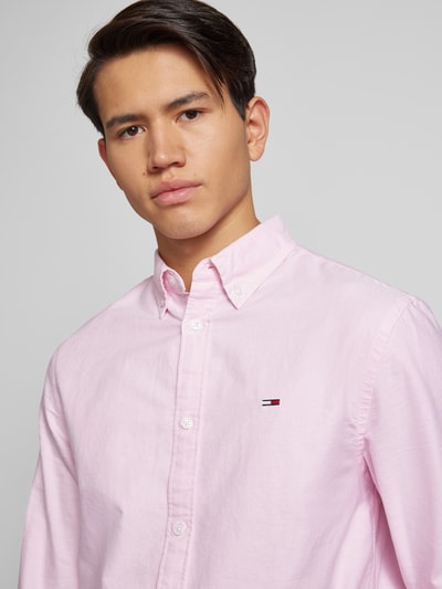 Tommy Jeans Regular Fit Freizeithemd mit Button-Down-Kragen Modell 'OXFORD' Rosa 3