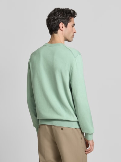 Männermodel trägt Regular Fit Gebreide pullover uit puur katoen Model 'UPCAS' van BOSS in effen kleuren, gemêleerde look, lange mouwen, geribde romp- en mouwboorden, labelstitching, ronde hals, geheel in knitwear, Ganzkörperansicht Rückansicht.