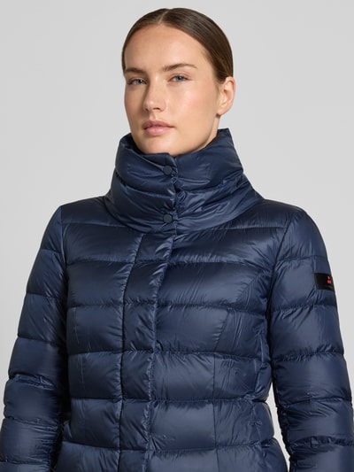 Kobiece modelka ma na sobie 'Steppjacke mit Eingrifftaschen' od Peuterey w kolorze granatowym, pikowanie, stójka, wpuszczane kieszenie, plisa, Szerokość w rozmiarze 36: 42 cm, Szerokość klatki piersiowej w rozmiarze 36: 44 cm, Długość tyłu w rozmiarze 36: 72 cm, Długość rękawów w rozmiarze 36: 61 cm, zbliżenie na górną część ciała