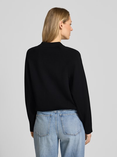 Frauenmodel trägt Cardigan aus Viskose-Mix mit Umlegekragen Modell 'Turea' von Someday, schwarze Farbe, gerade Passform, Ganzkörperansicht Rückansicht.