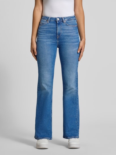 Frauenmodel trägt blaue Flared Bootcut-Jeans aus Baumwoll-Mix Modell 'WILLA' von Pepe Jeans, Damen Bootcut-Jeans, Ganzkörperansicht von vorne.