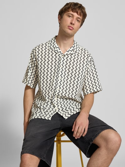 Männermodel trägt Regular Fit Freizeithemd mit Reverskragen Modell 'HOWIE' von Redefined Rebel, Allover-Look, Nahaufnahme Oberkörper.