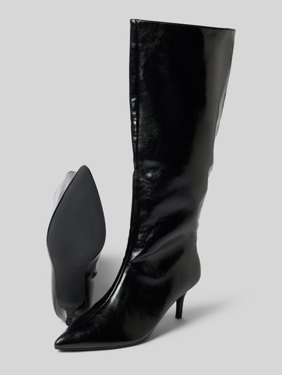 Produktfoto, Stiefel mit Pfennigabsatz von BIANCO in glänzendem Schwarz, spitz zulaufende Form, glatte Sohle, seitlicher Reißverschluss, 8 cm Absatz, 41 cm Schafthöhe, 20 cm Schaftweite, auf grauem Hintergrund.
