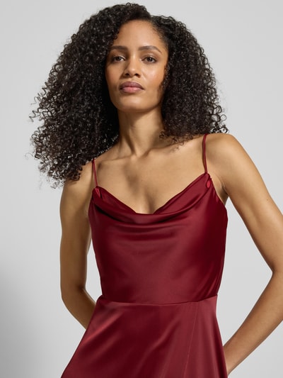 Frauenmodel trägt Abendkleid mit Wasserfall-Ausschnitt von Jake*s Cocktail, Material-Mix, tailliert, elegant schimmernd, Nahaufnahme Oberkörper.