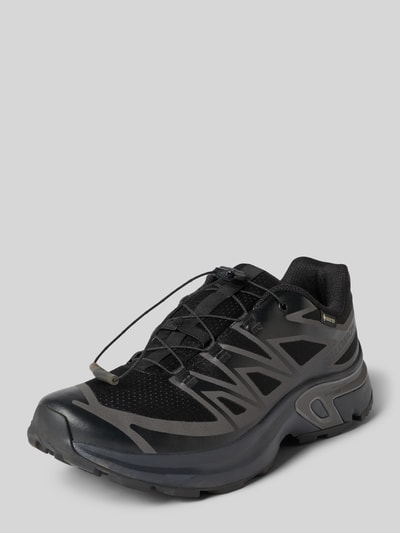 Produktfoto, Sneaker mit profilierter Sohle Modell 'XT-EVR' von Salomon, schwarz-graue Farbakzente, abgerundete Spitze, Schnürung, Logo, robuste Textur, Profilsohle, Absatzhöhe 4 cm, Schafthöhe 6 cm, Schaftweite 7 cm