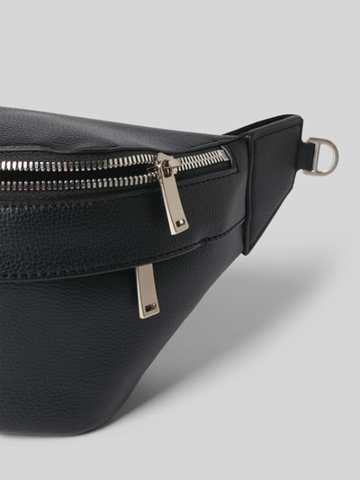 Produktfoto, Waistbag in Leder-Optik Modell 'Raised' von CK Calvin Klein, schwarze strukturierte Oberfläche, silberne Reißverschlüsse, Logo-Detail, verstellbarer Schulterriemen, Vorderfach, Größe: 31x15x6 cm, moderner Look