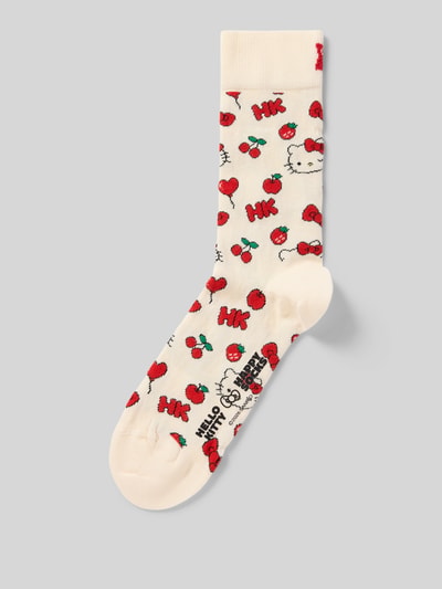 Produktfoto, weiße Socken aus Baumwoll-Elasthan-Mix mit rotem Kirschen- und Hello Kitty-Muster, Modell 'HELLO KITTY CHERRY' von Happy Socks, elastisches Rippenbündchen, Label-Detail, glatte Textur auf grauem Hintergrund.