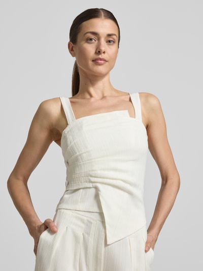 Vrouwenmodel draagt Trägertop aus Viskose-Mix in Wickel-Optik van Little Mistress in crème, slim fit, knopen, viscose mix met katoen, detailstructuur, voorkant in wikkel-look, ruglengte maat 36: 45 cm, nahaufnahme bovenlichaam.